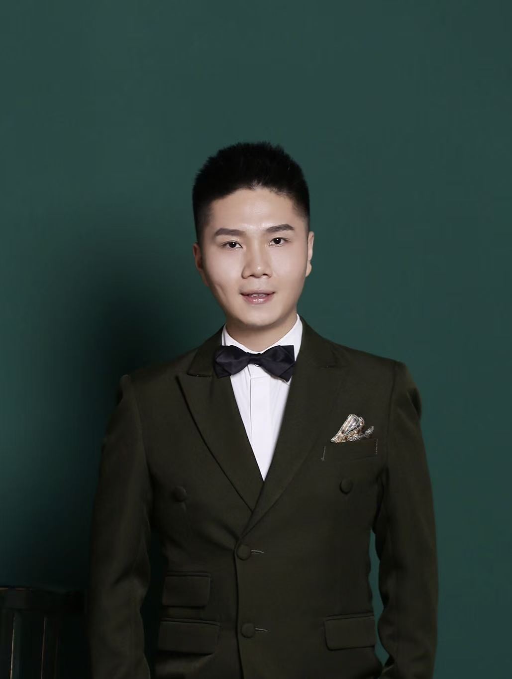 姚舒 KOKO 本人绿色背景彩色礼服肖像